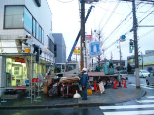 看板をおろすローソンの店舗にて 2012.0120 八王子